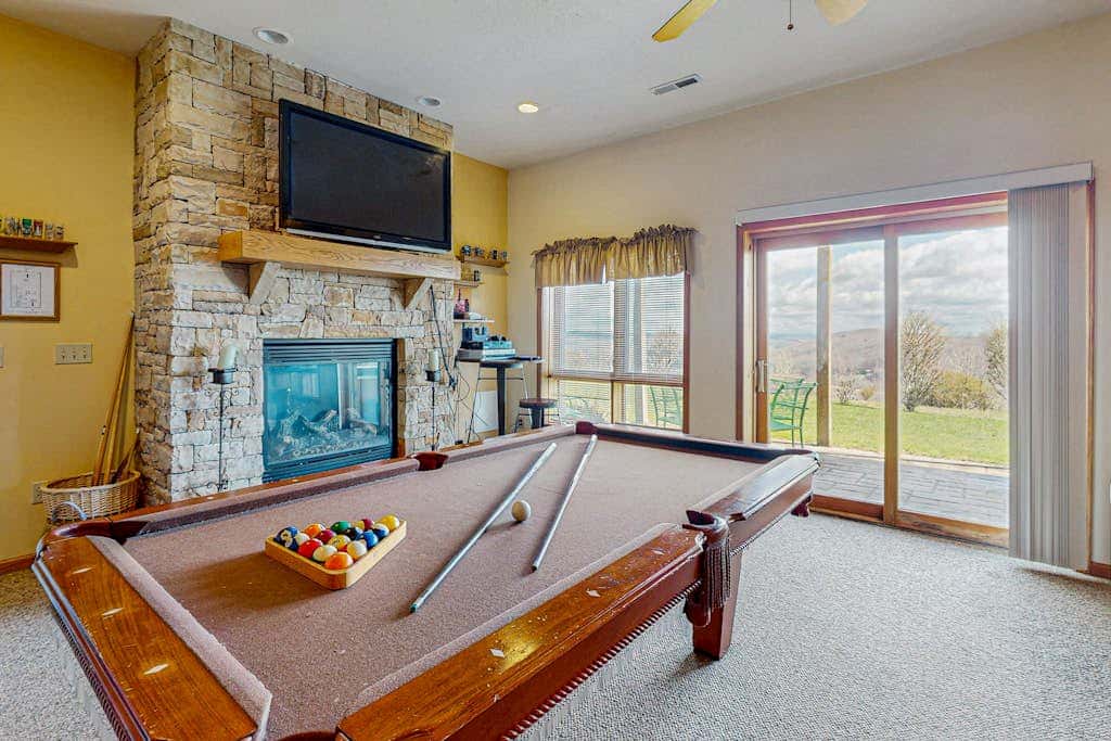 Serene 3BR Townhouse - HOT TUB - McHenry