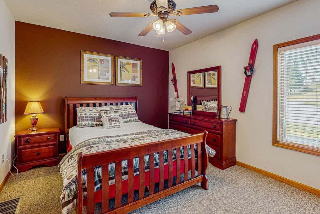 Serene 3BR Townhouse - HOT TUB - McHenry