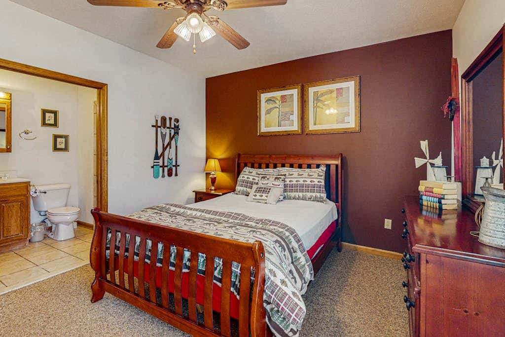 Serene 3BR Townhouse - HOT TUB - McHenry