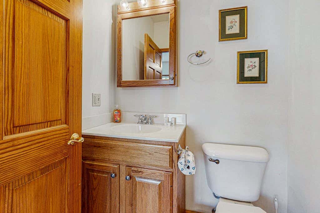 Serene 3BR Townhouse - HOT TUB - McHenry