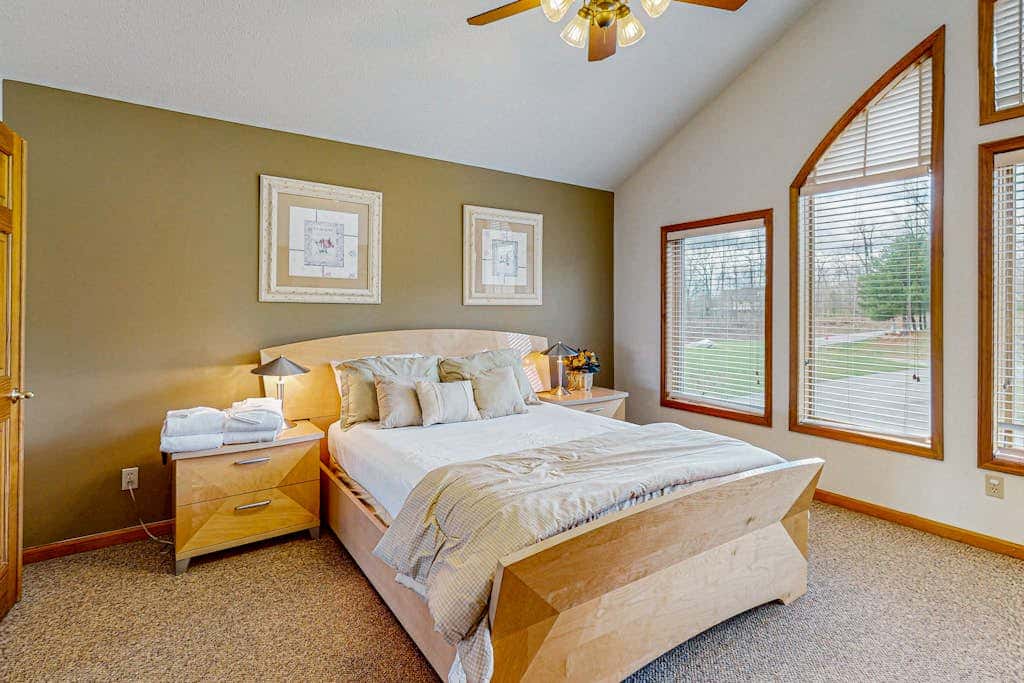 Serene 3BR Townhouse - HOT TUB - McHenry