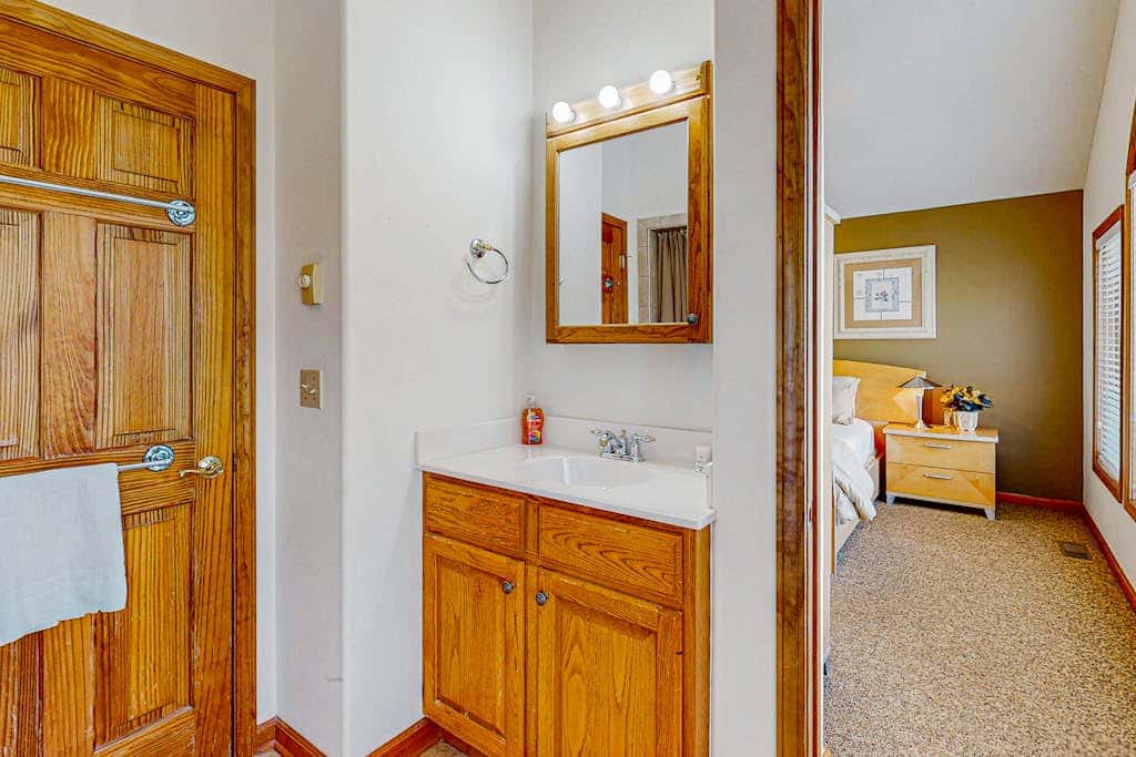 Serene 3BR Townhouse - HOT TUB - McHenry