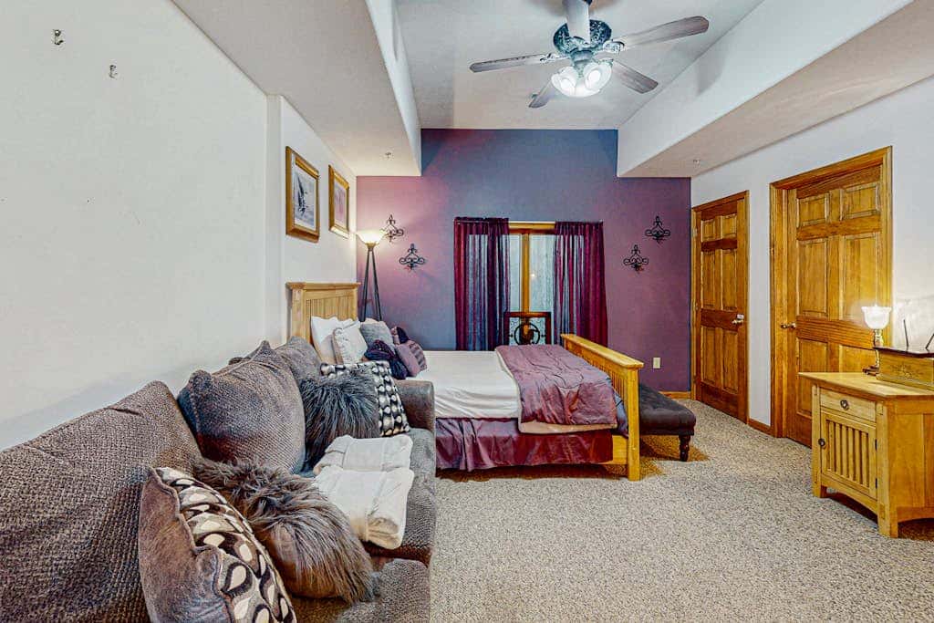 Serene 3BR Townhouse - HOT TUB - McHenry