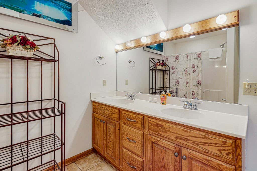 Serene 3BR Townhouse - HOT TUB - McHenry