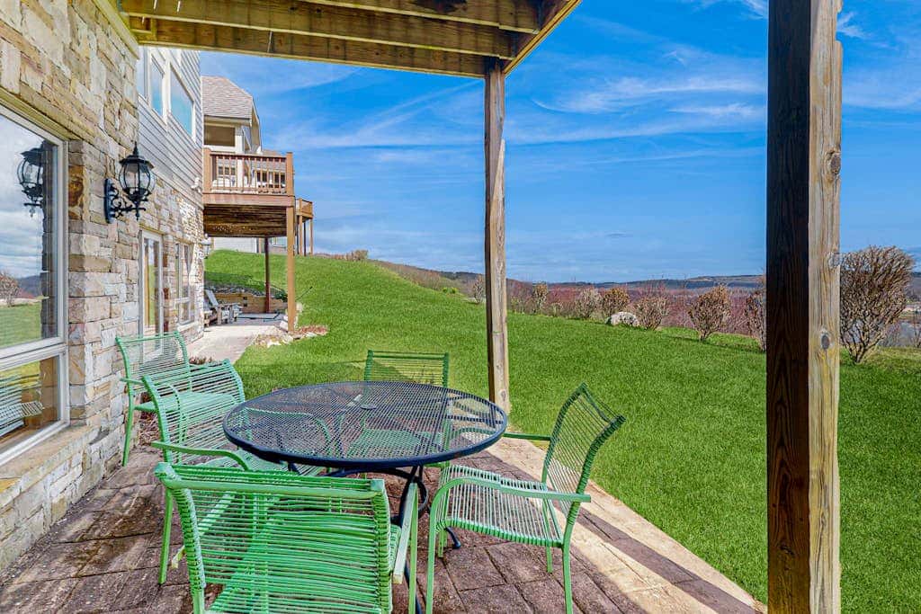Serene 3BR Townhouse - HOT TUB - McHenry