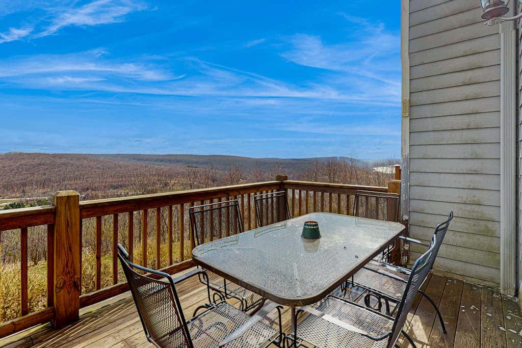 Serene 3BR Townhouse - HOT TUB - McHenry