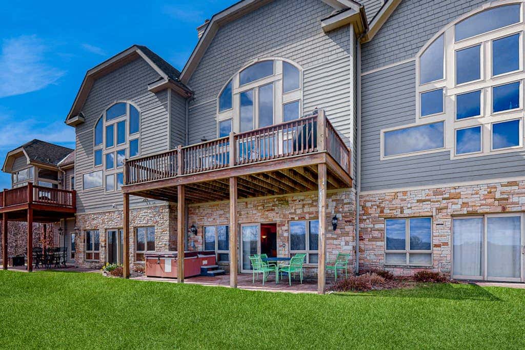 Serene 3BR Townhouse - HOT TUB - McHenry