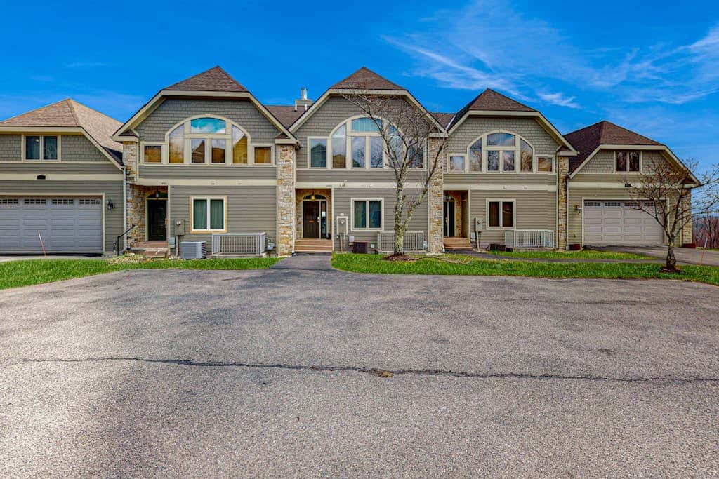 Serene 3BR Townhouse - HOT TUB - McHenry
