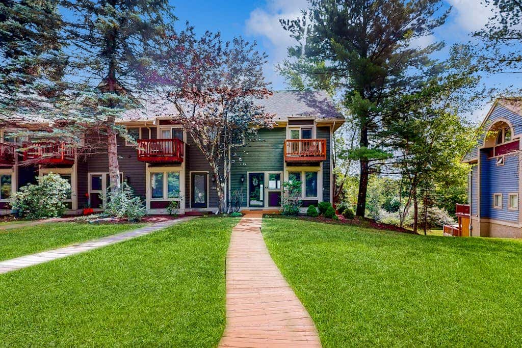 Snug 4BR Townhouse - SKI IN, SKI OUT - McHenry