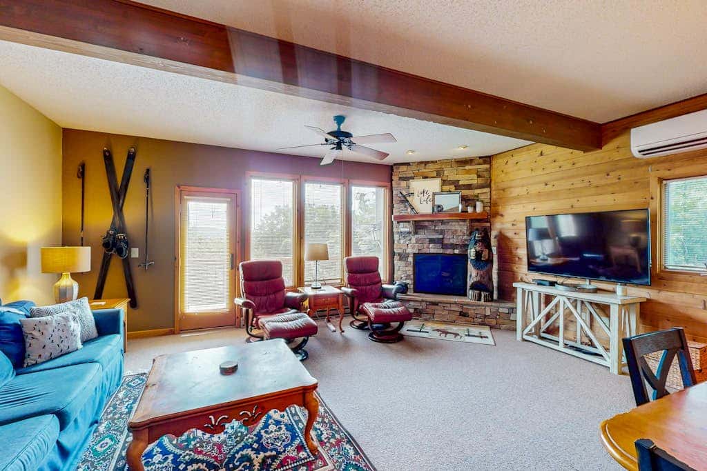 Snug 4BR Townhouse - SKI IN, SKI OUT - McHenry