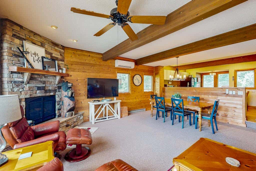 Snug 4BR Townhouse - SKI IN, SKI OUT - McHenry