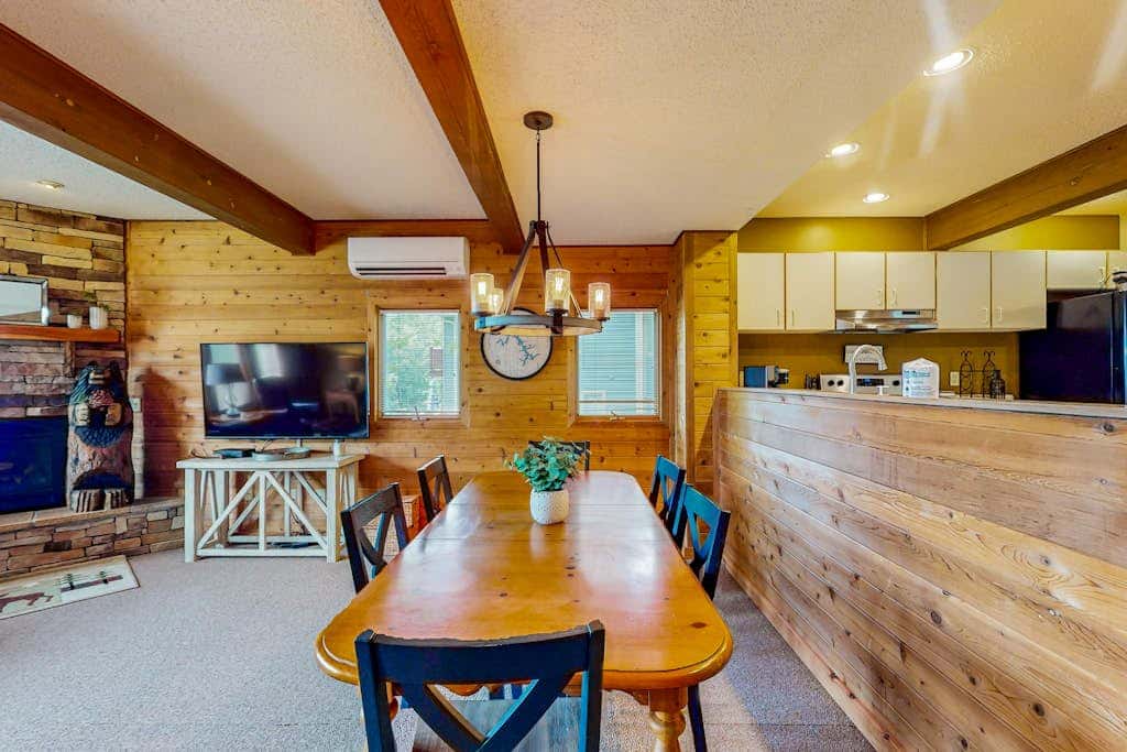 Snug 4BR Townhouse - SKI IN, SKI OUT - McHenry
