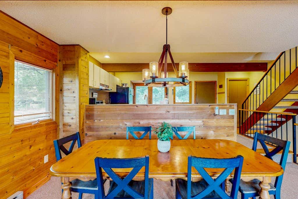 Snug 4BR Townhouse - SKI IN, SKI OUT - McHenry