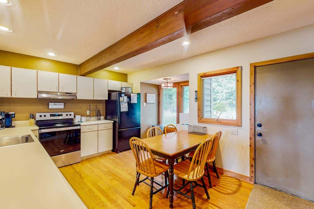 Snug 4BR Townhouse - SKI IN, SKI OUT - McHenry