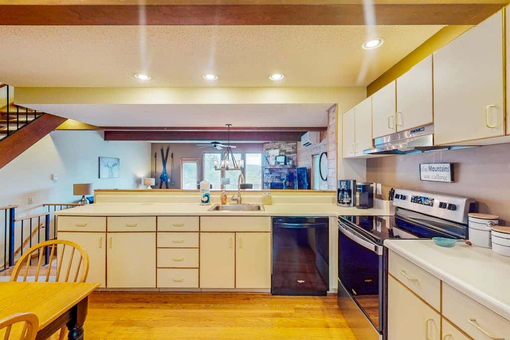 Snug 4BR Townhouse - SKI IN, SKI OUT - McHenry