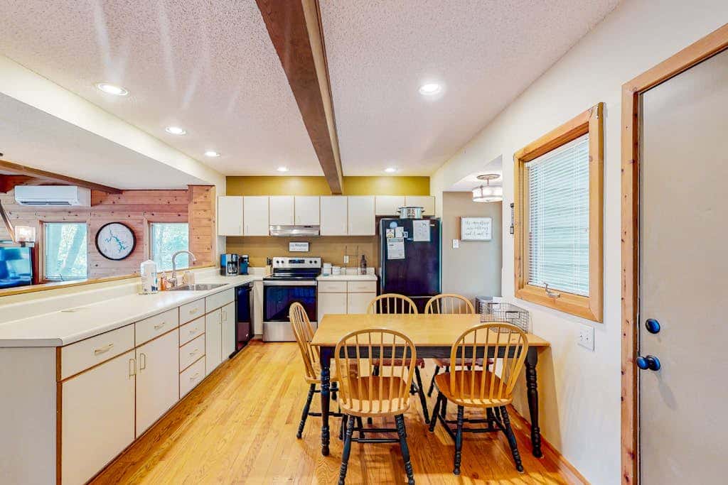 Snug 4BR Townhouse - SKI IN, SKI OUT - McHenry
