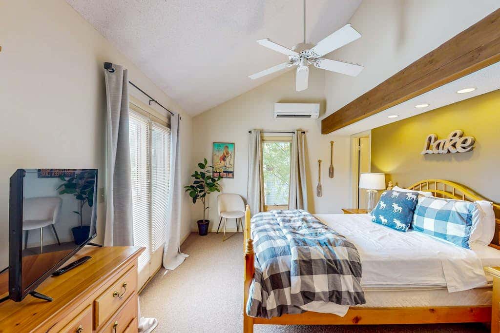 Snug 4BR Townhouse - SKI IN, SKI OUT - McHenry