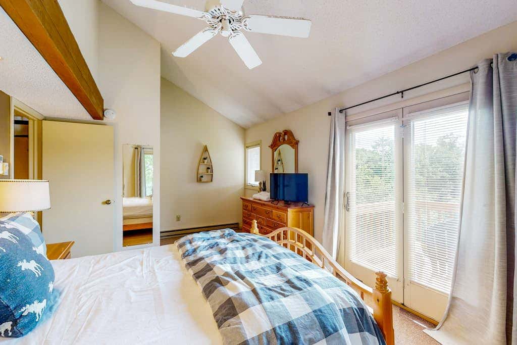 Snug 4BR Townhouse - SKI IN, SKI OUT - McHenry