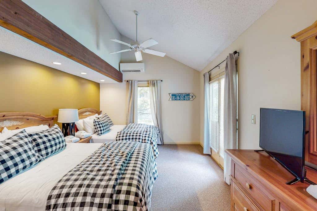 Snug 4BR Townhouse - SKI IN, SKI OUT - McHenry