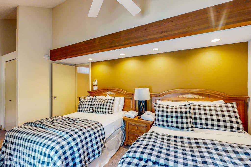 Snug 4BR Townhouse - SKI IN, SKI OUT - McHenry