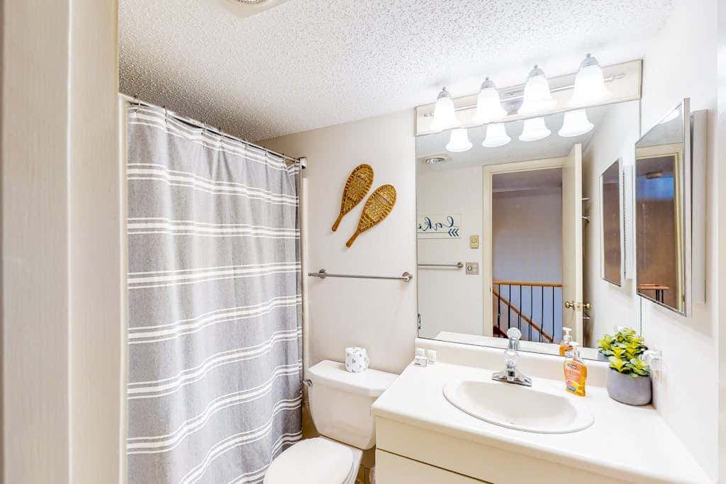 Snug 4BR Townhouse - SKI IN, SKI OUT - McHenry