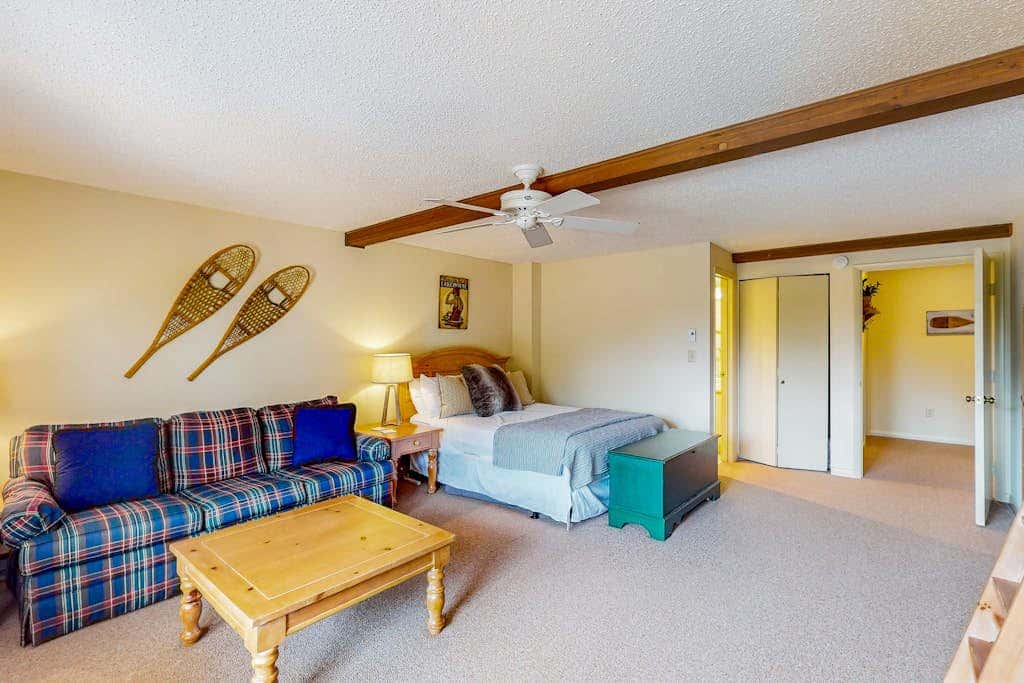 Snug 4BR Townhouse - SKI IN, SKI OUT - McHenry