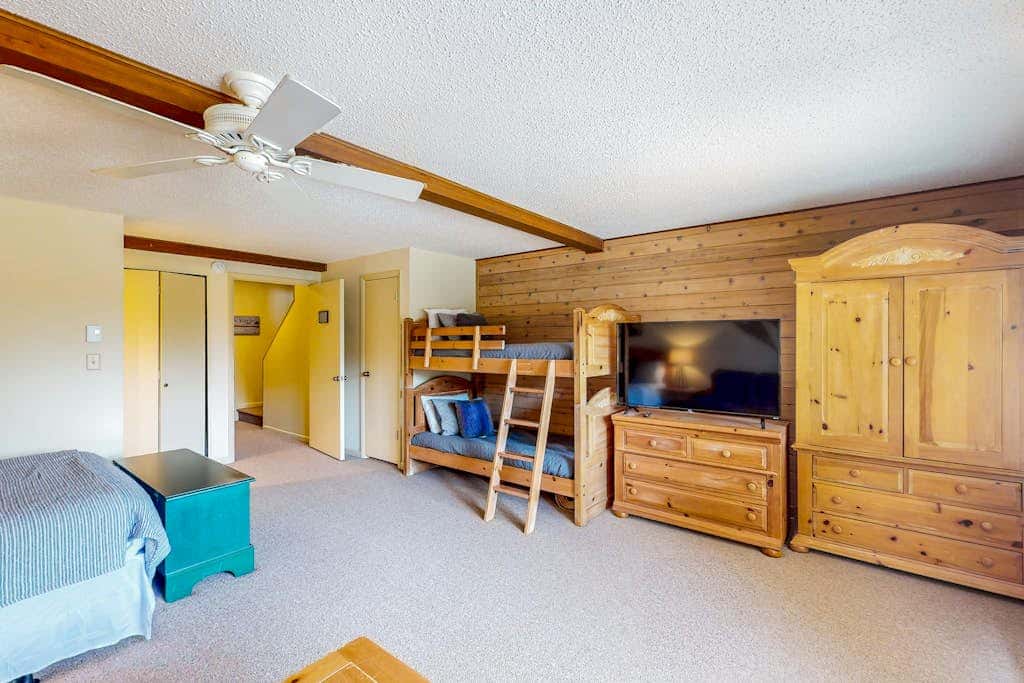Snug 4BR Townhouse - SKI IN, SKI OUT - McHenry