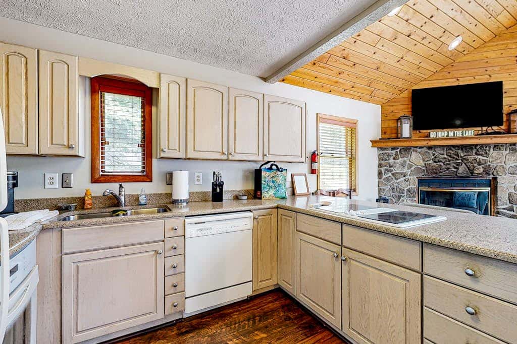 5BR - Cozy Retreat - Fireplace