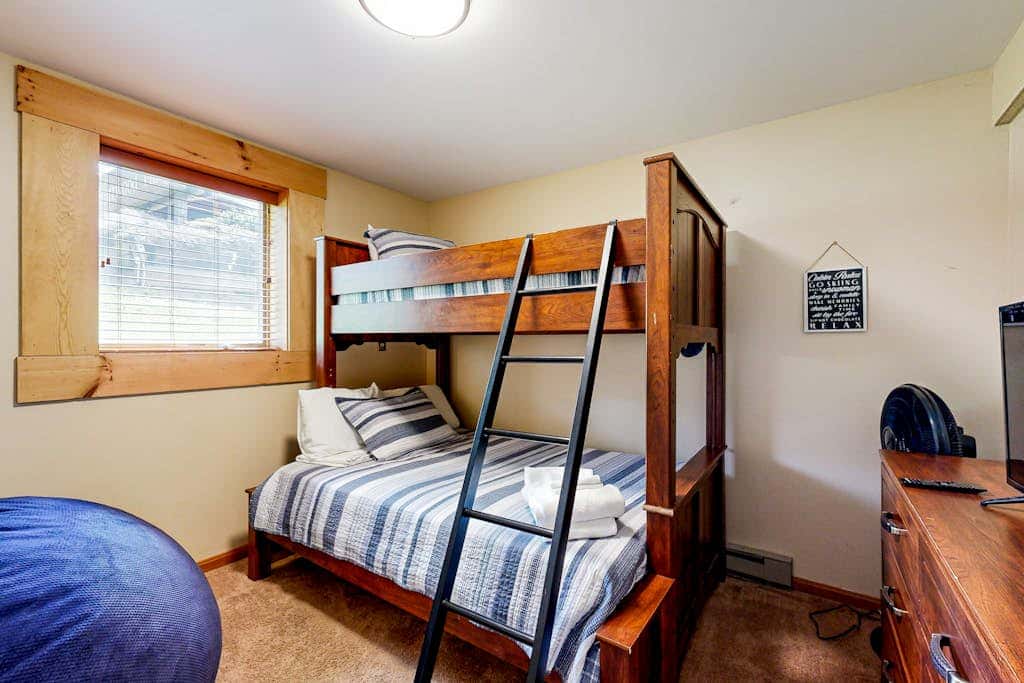 5BR - Cozy Retreat - Fireplace