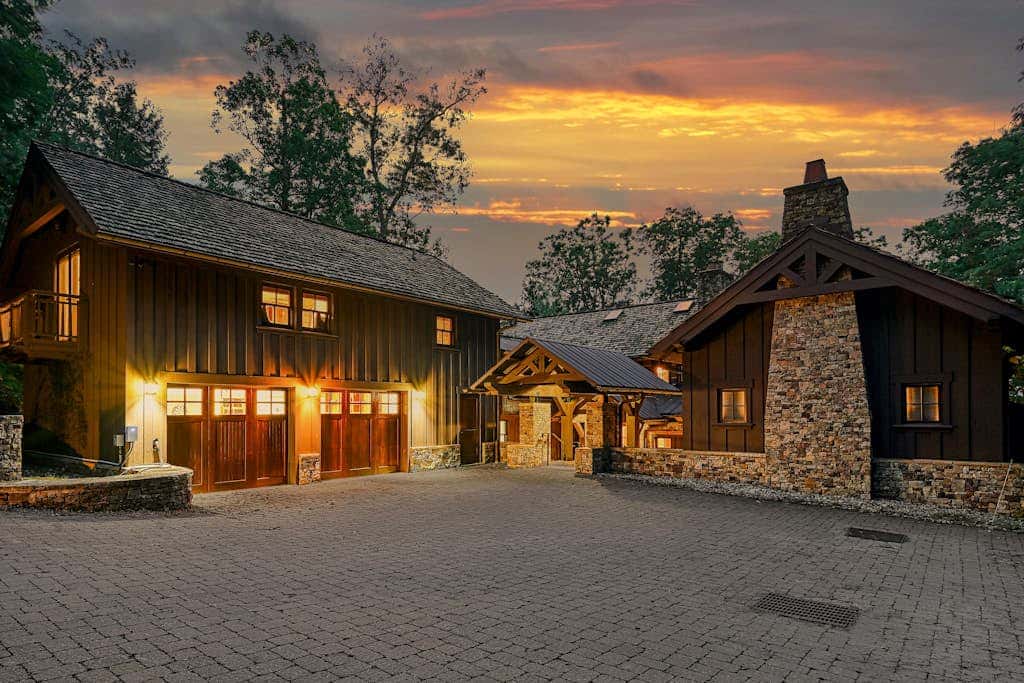 Lakefront 7BR Chalet - HOT TUB - Swanton