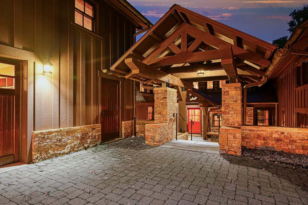 Lakefront 7BR Chalet - HOT TUB - Swanton