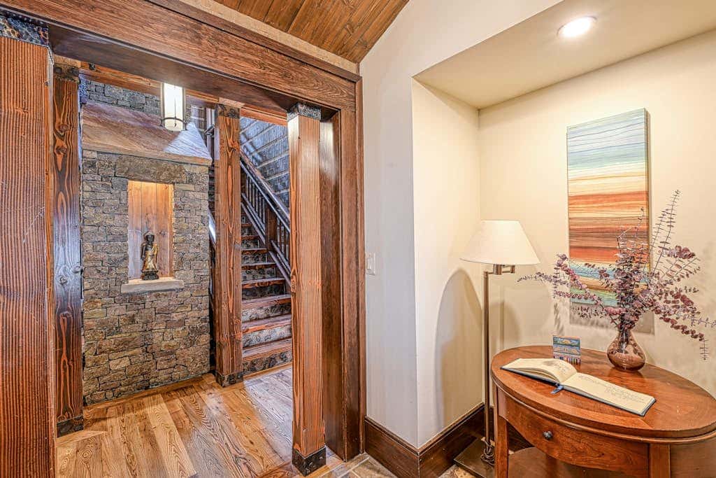 Lakefront 7BR Chalet - HOT TUB - Swanton