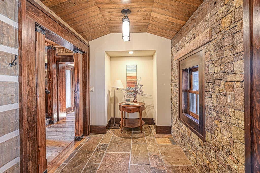 Lakefront 7BR Chalet - HOT TUB - Swanton