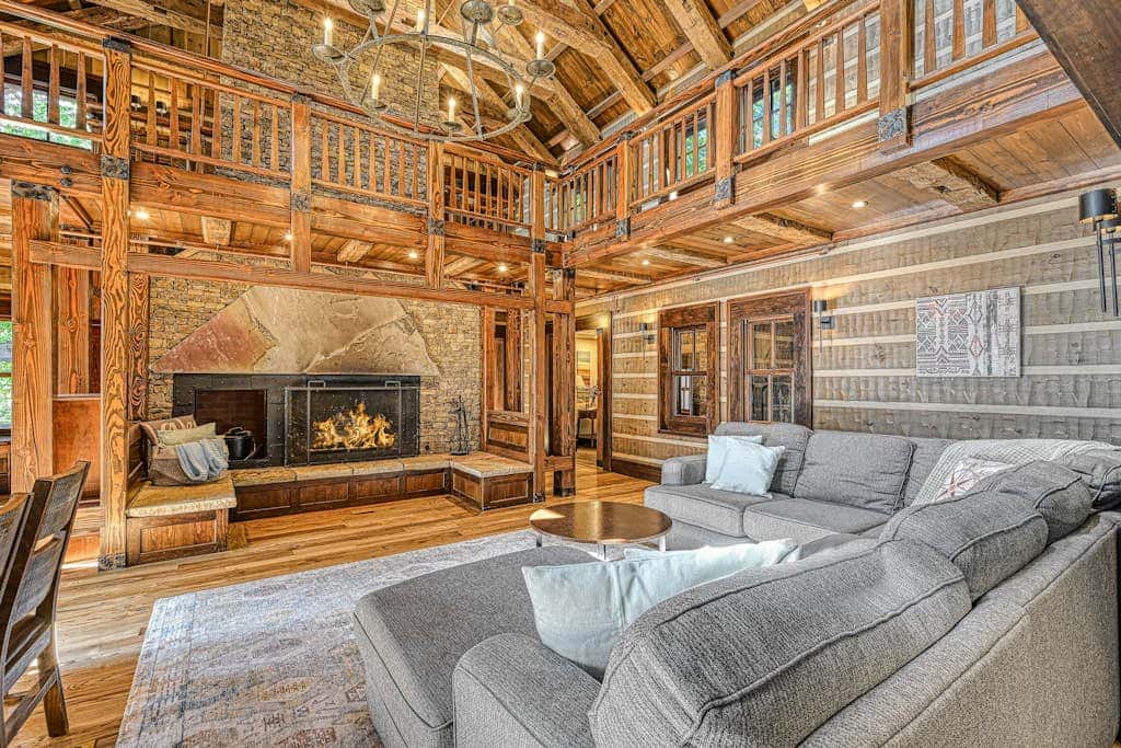 Lakefront 7BR Chalet - HOT TUB - Swanton