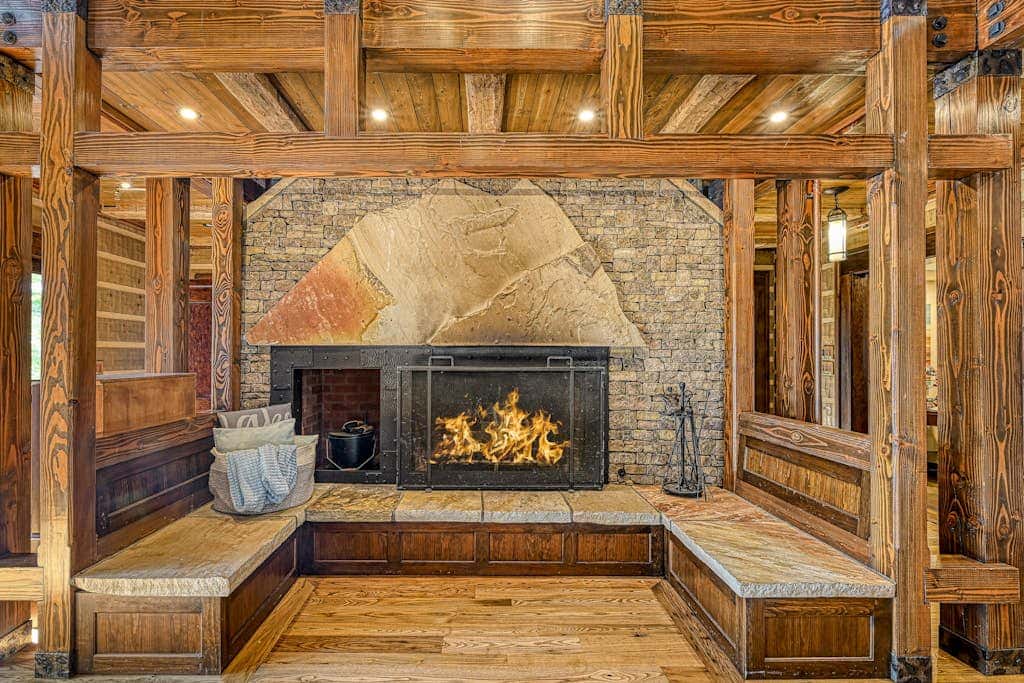 Lakefront 7BR Chalet - HOT TUB - Swanton