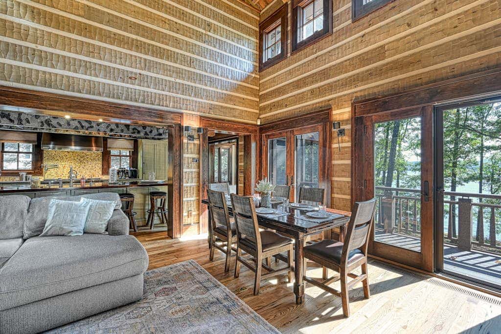 Lakefront 7BR Chalet - HOT TUB - Swanton