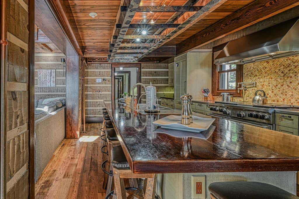 Lakefront 7BR Chalet - HOT TUB - Swanton