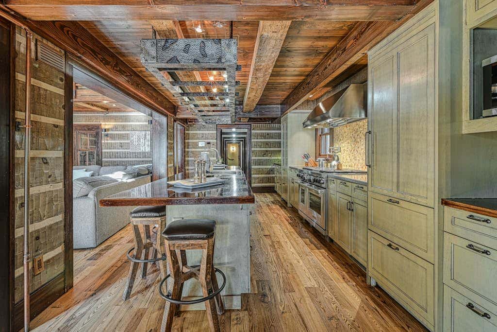 Lakefront 7BR Chalet - HOT TUB - Swanton