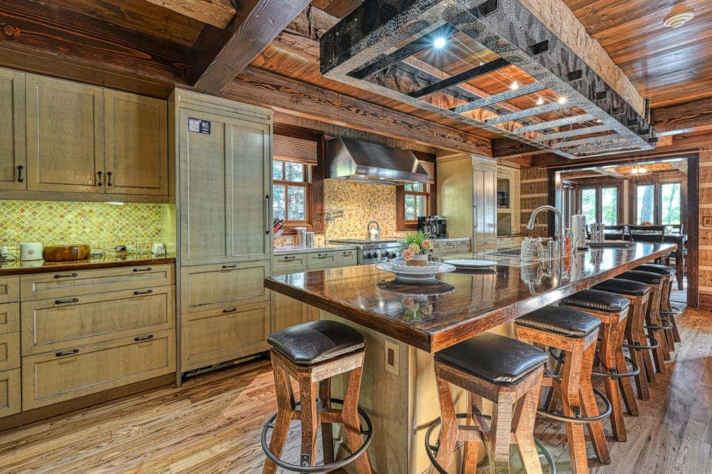 Lakefront 7BR Chalet - HOT TUB - Swanton