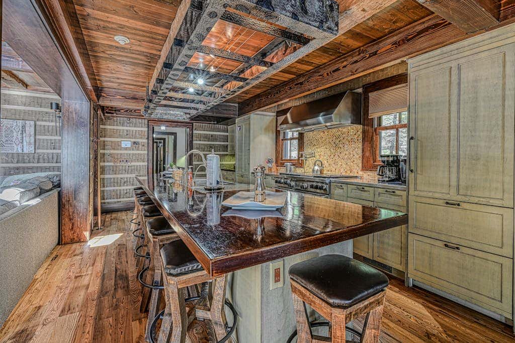 Lakefront 7BR Chalet - HOT TUB - Swanton