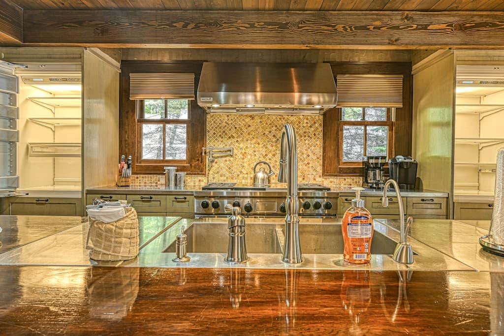 Lakefront 7BR Chalet - HOT TUB - Swanton