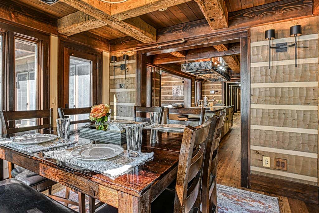Lakefront 7BR Chalet - HOT TUB - Swanton