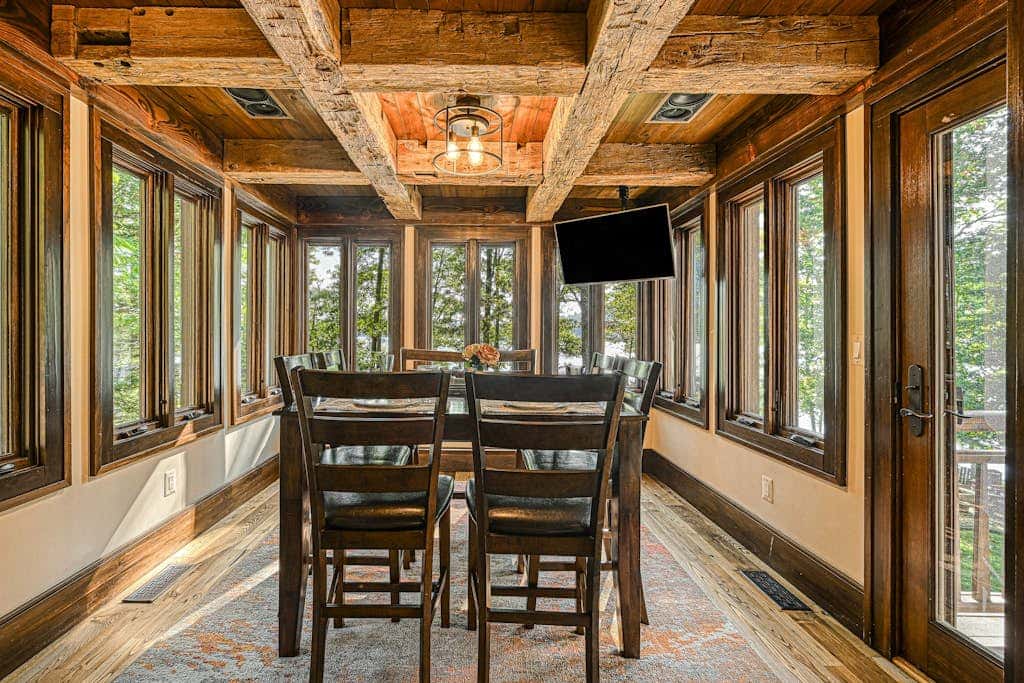 Lakefront 7BR Chalet - HOT TUB - Swanton