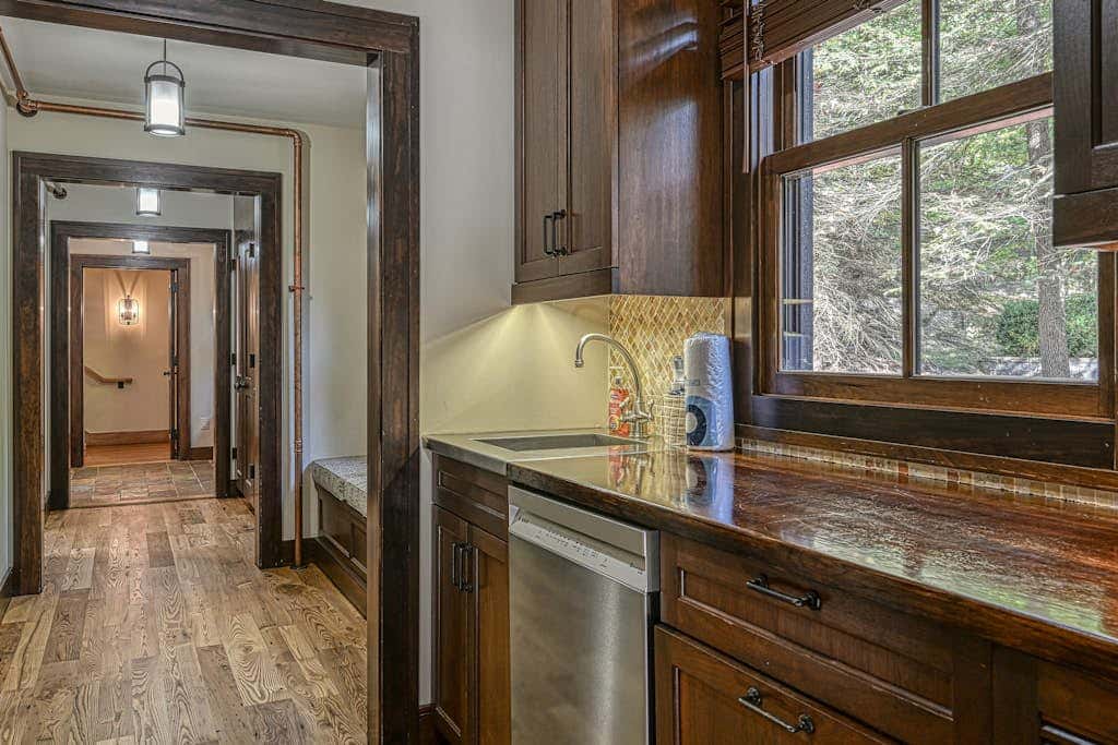 Lakefront 7BR Chalet - HOT TUB - Swanton