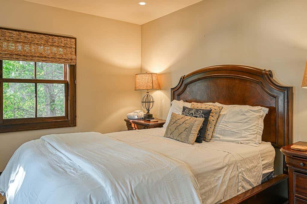 Lakefront 7BR Chalet - HOT TUB - Swanton