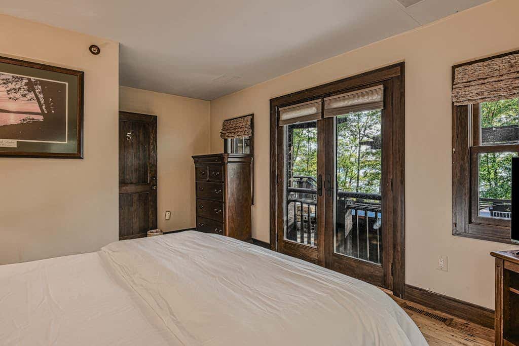 Lakefront 7BR Chalet - HOT TUB - Swanton
