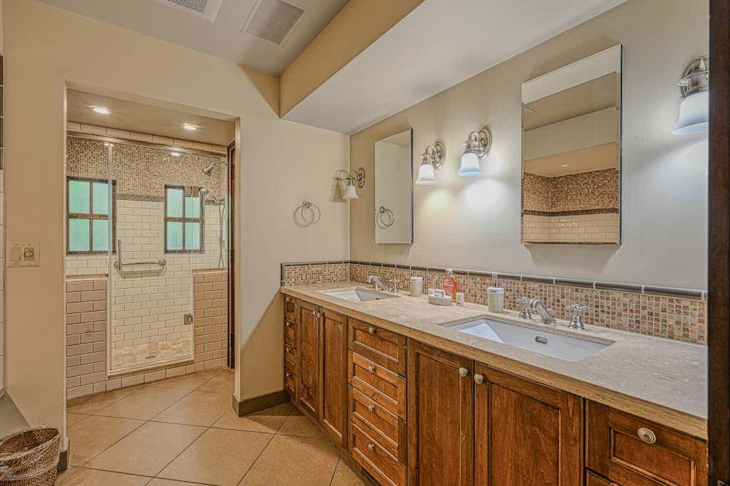 Lakefront 7BR Chalet - HOT TUB - Swanton
