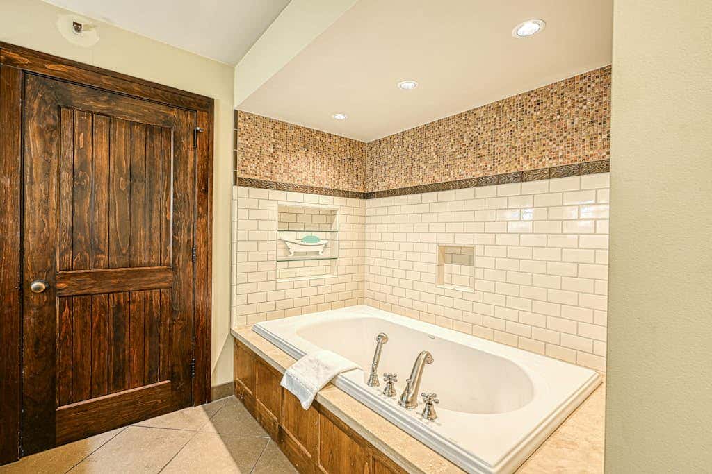 Lakefront 7BR Chalet - HOT TUB - Swanton