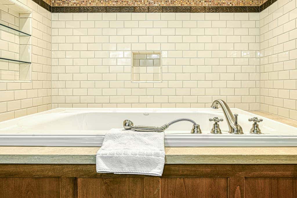 Lakefront 7BR Chalet - HOT TUB - Swanton