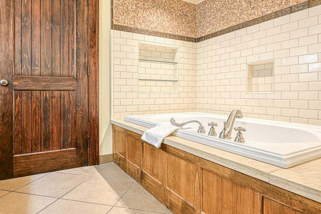 Lakefront 7BR Chalet - HOT TUB - Swanton